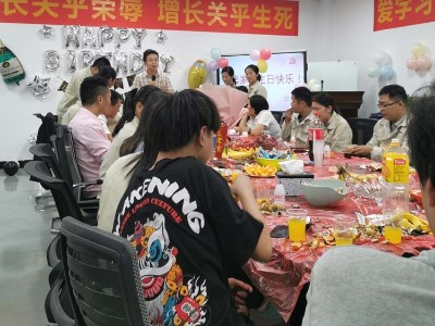 迪奧數(shù)控雙頭精雕機(jī)小伙伴們的生日party